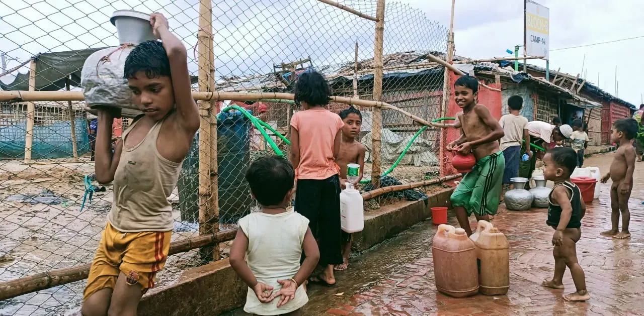 Children filling and carrying water containers